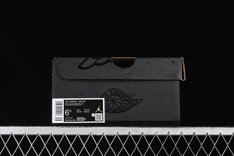 All categories Air Jordan Jordan series basketball shoes Air Jordan 1 Mid Air Jordan 1 Mid AJ1 Joe 1 white and gray color Zhongbang basketball shoes FQ7720-002
